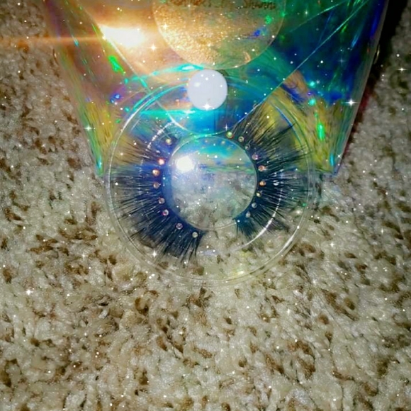 Lashes - Picture 3 of 4